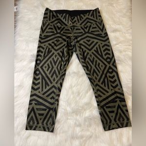 LuLuLemon size 10 Green and Black Capri Leggings